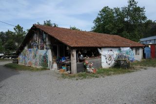 L'entrepôt et sa facade mosaïque